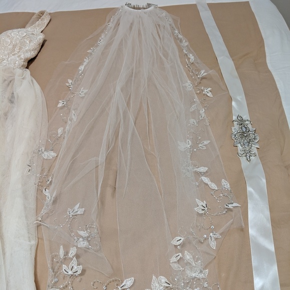 Wedding dress - Picture 4 of 6